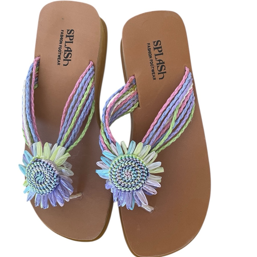 Splash Women's Multicolor Woven Straps and Flower Detailing
Size 7